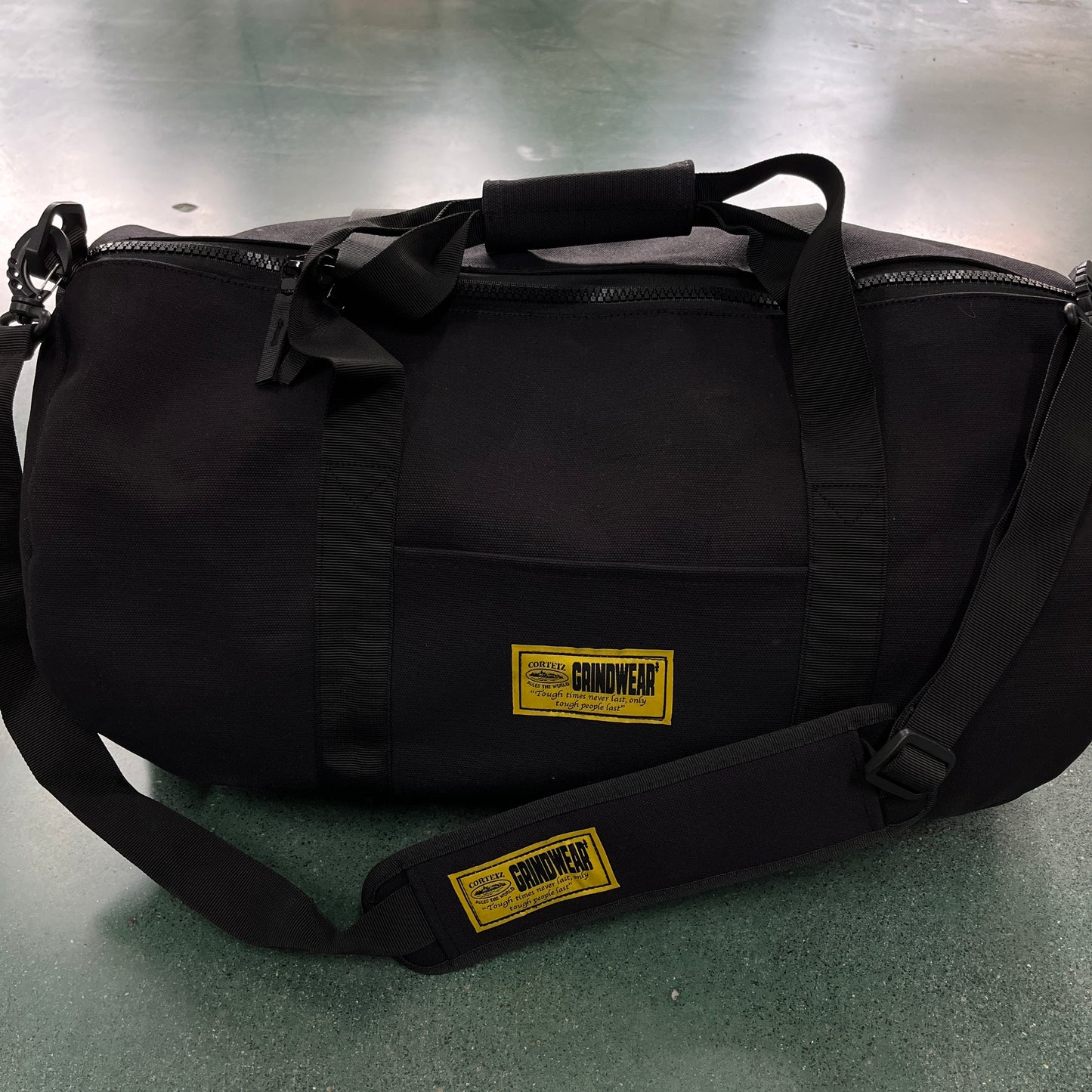 CRTZ Duffle Bag in Schwarz