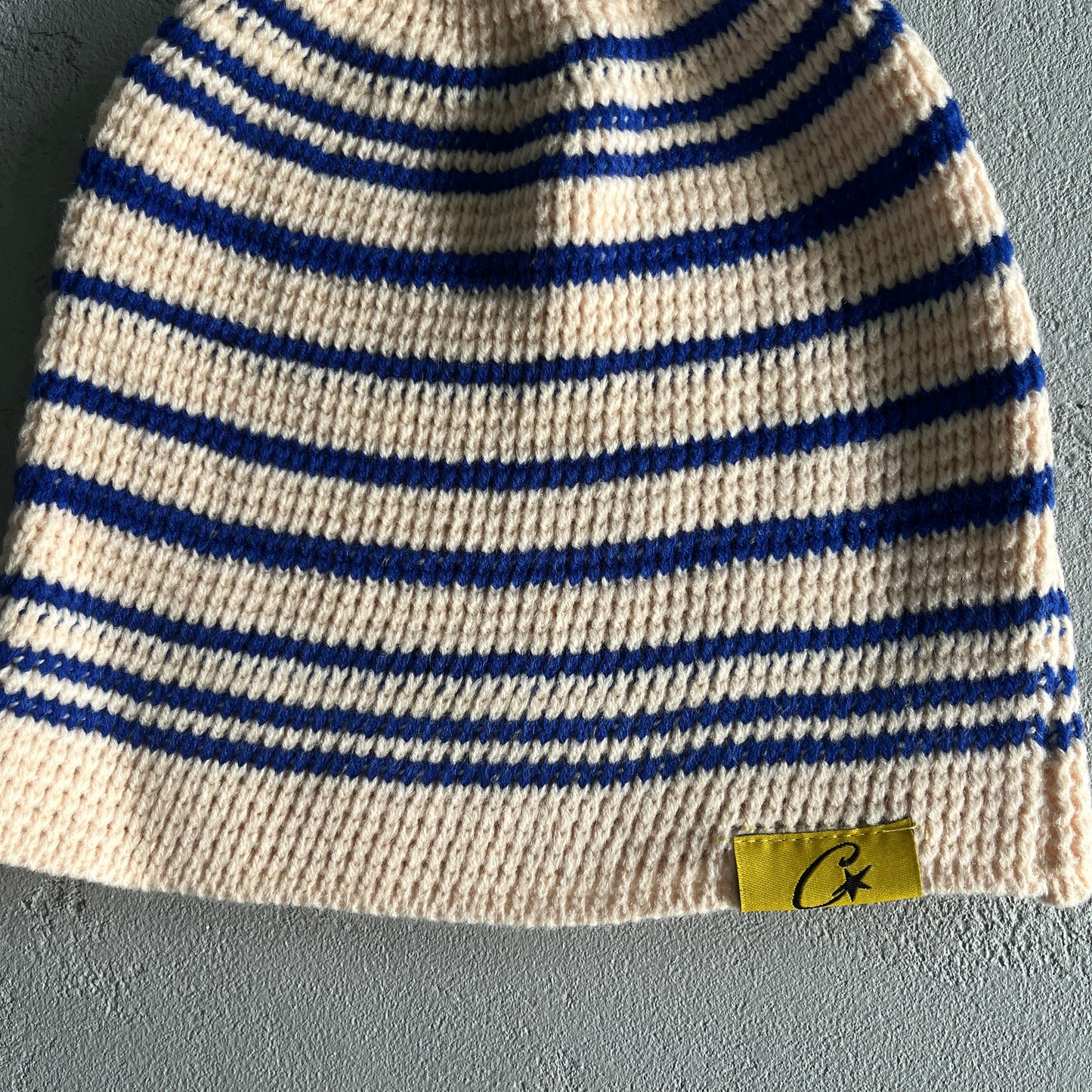 CRTZ Mütze in Beige/Blaue Streifen